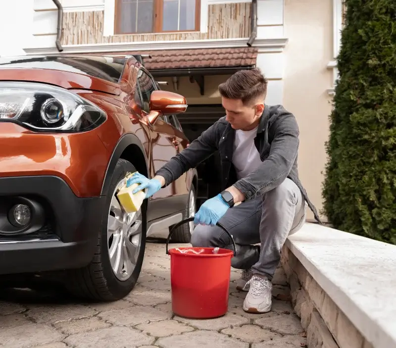 Lavage auto à domicile Saint-Hilaire-Fontaine : professionnel intervenant sur un véhicule